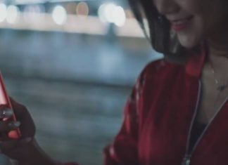 Woman wearing a red jacket and holding the Meitu T8