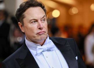 Elon Musk Promises to Manufacture Smartphones If Apple and Google Ban Twitter